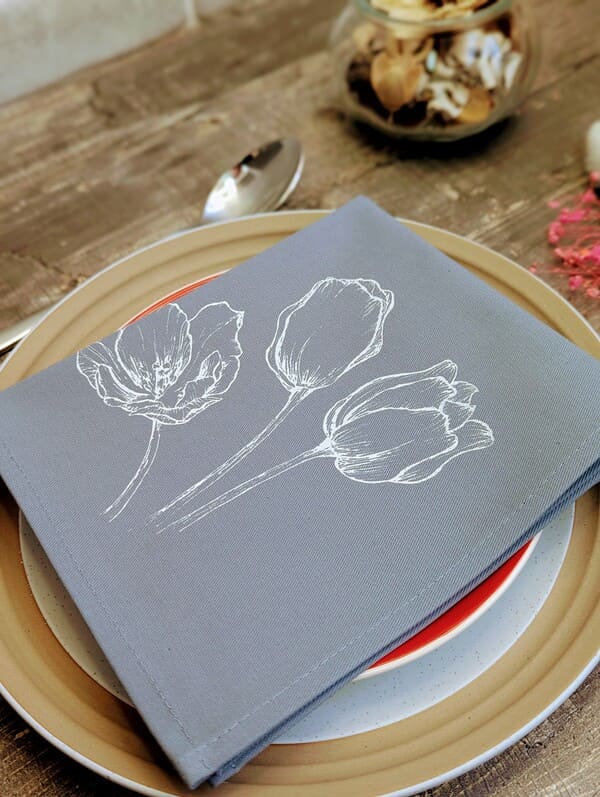 Три тюльпана